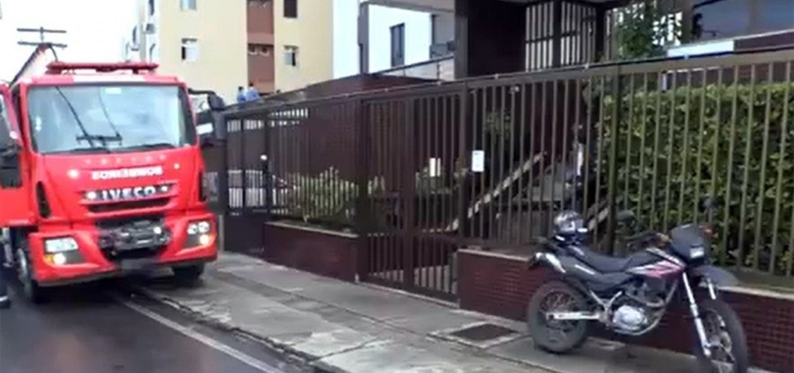 Incêndio em prédio no Costa Azul faz moradores abandonarem apartamentos