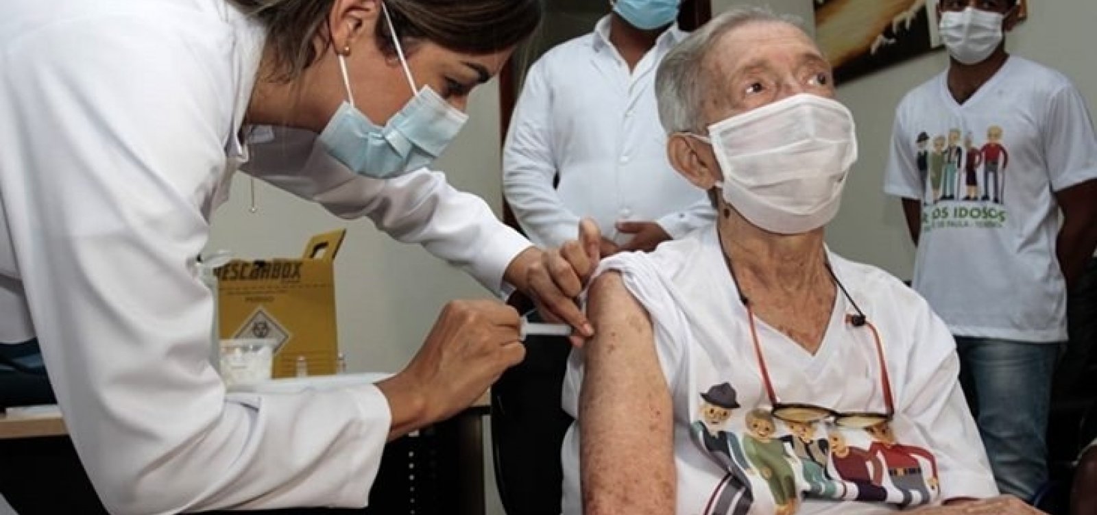 Terceira dose de vacina anti-Covid para idosos começará a ...