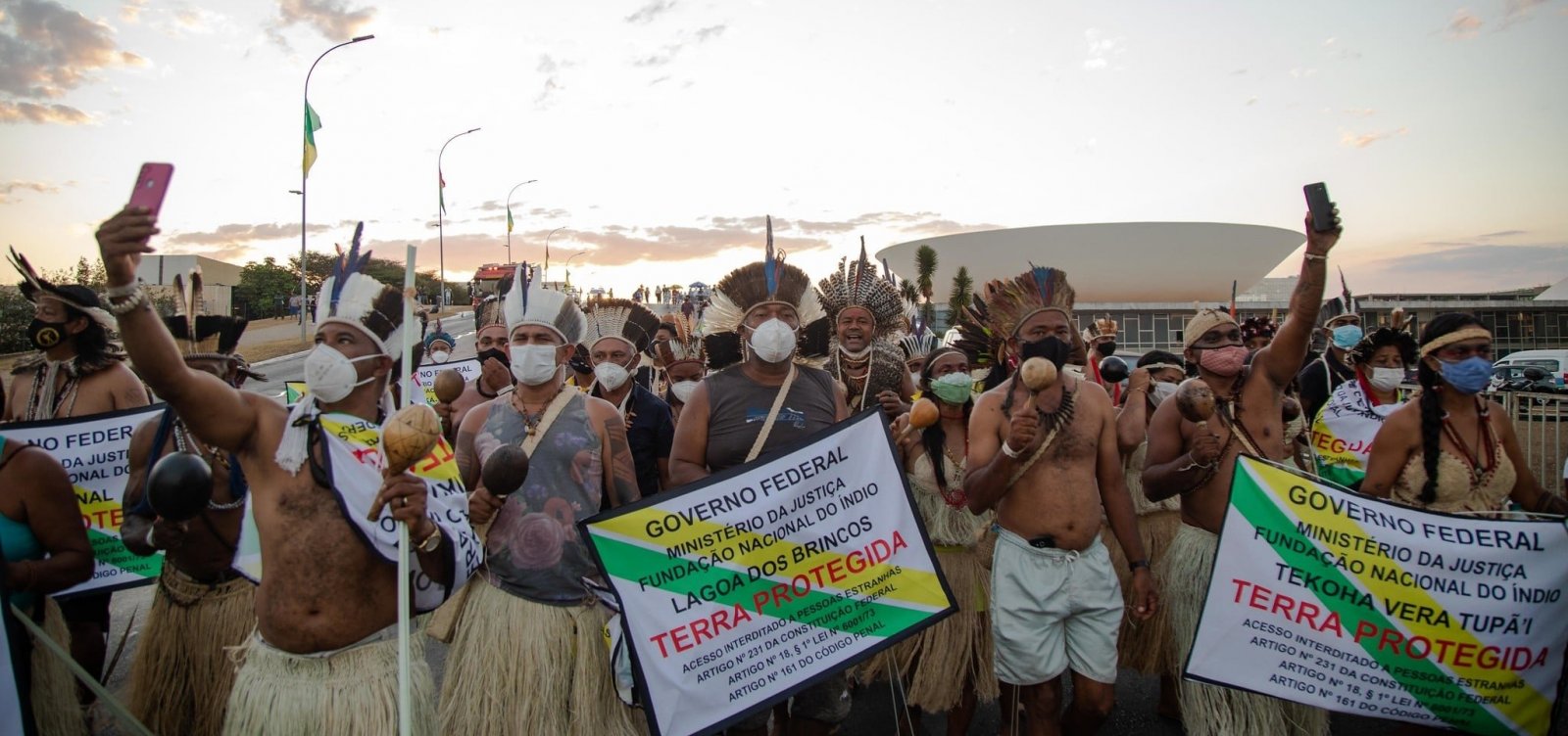 Seis mil indígenas protestam por julgamento que atinge demarcações no país