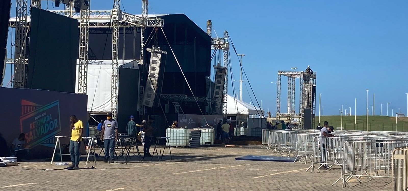 Estrutura de evento-teste começa a ser montada no Centro de Convenções