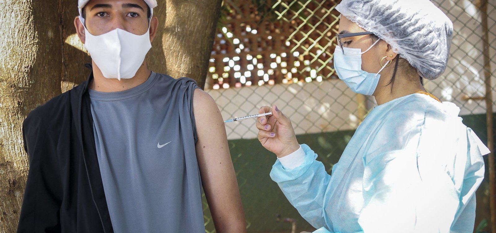 Vacinação contra Covid-19 em Salvador avança para adolescentes com 17 anos nesta sexta