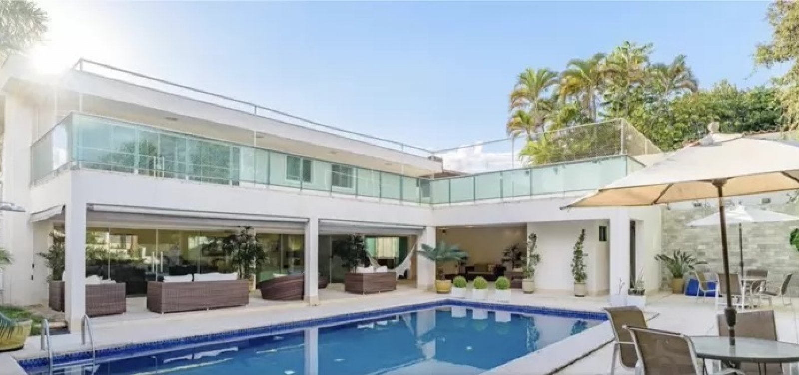 Filho 04 e ex de Bolsonaro vivem em mansão de R$ 3,2 milhões em Brasília