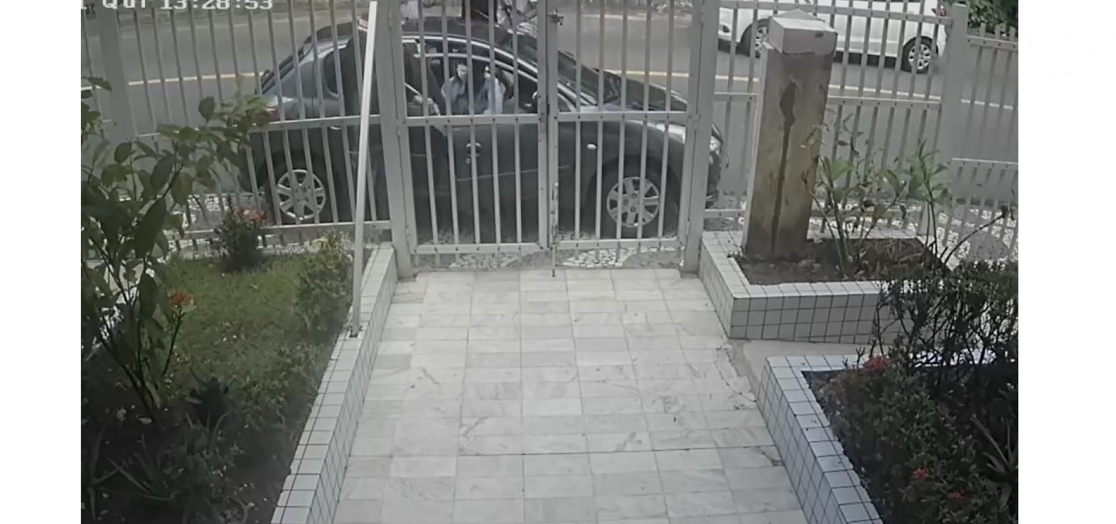 Casal é assaltado em frente a prédio por homens armados no Costa Azul; veja vídeo