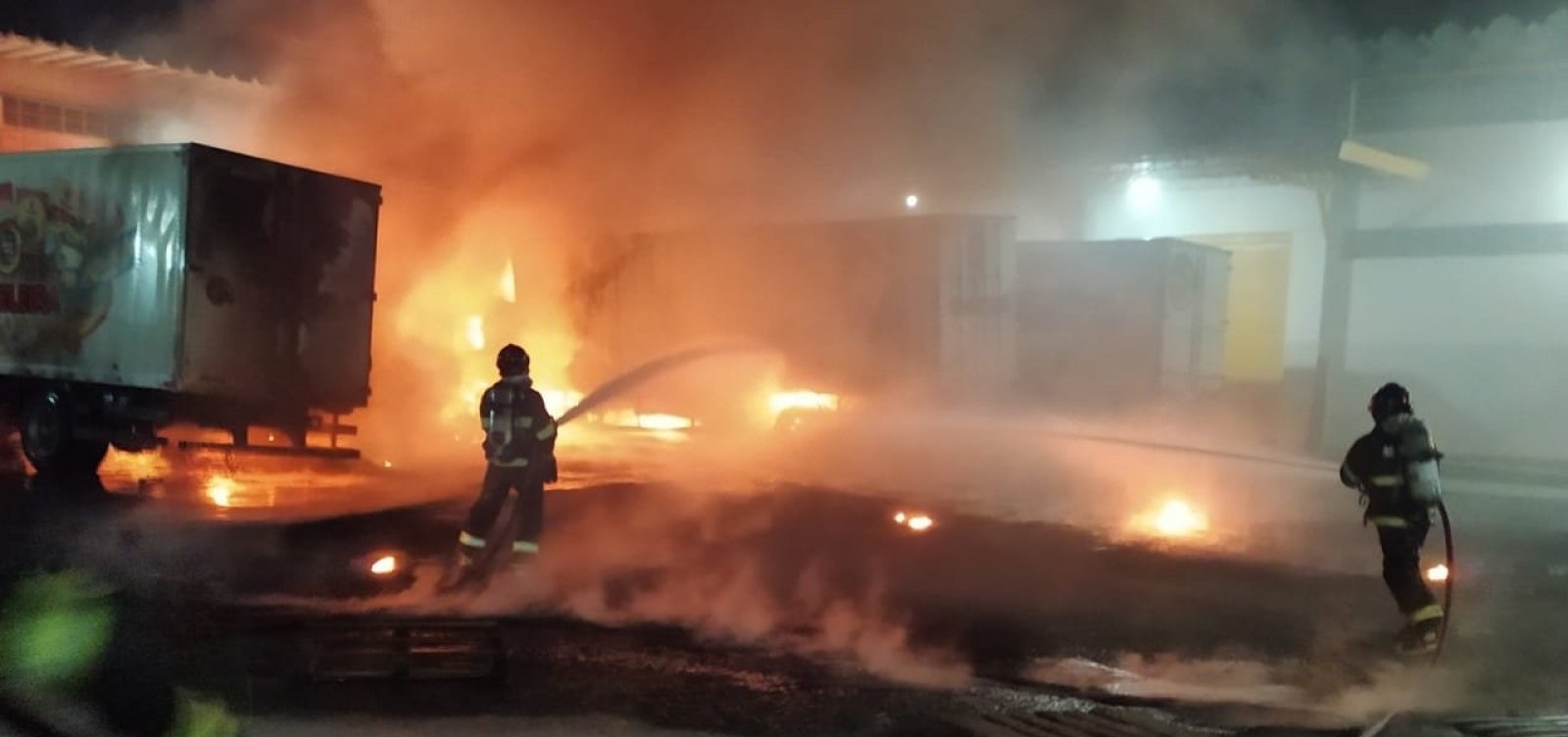 Inc&ecirc;ndio destr&oacute;i ve&iacute;culos em p&aacute;tio de f&aacute;brica de biscoitos no sudoeste baiano