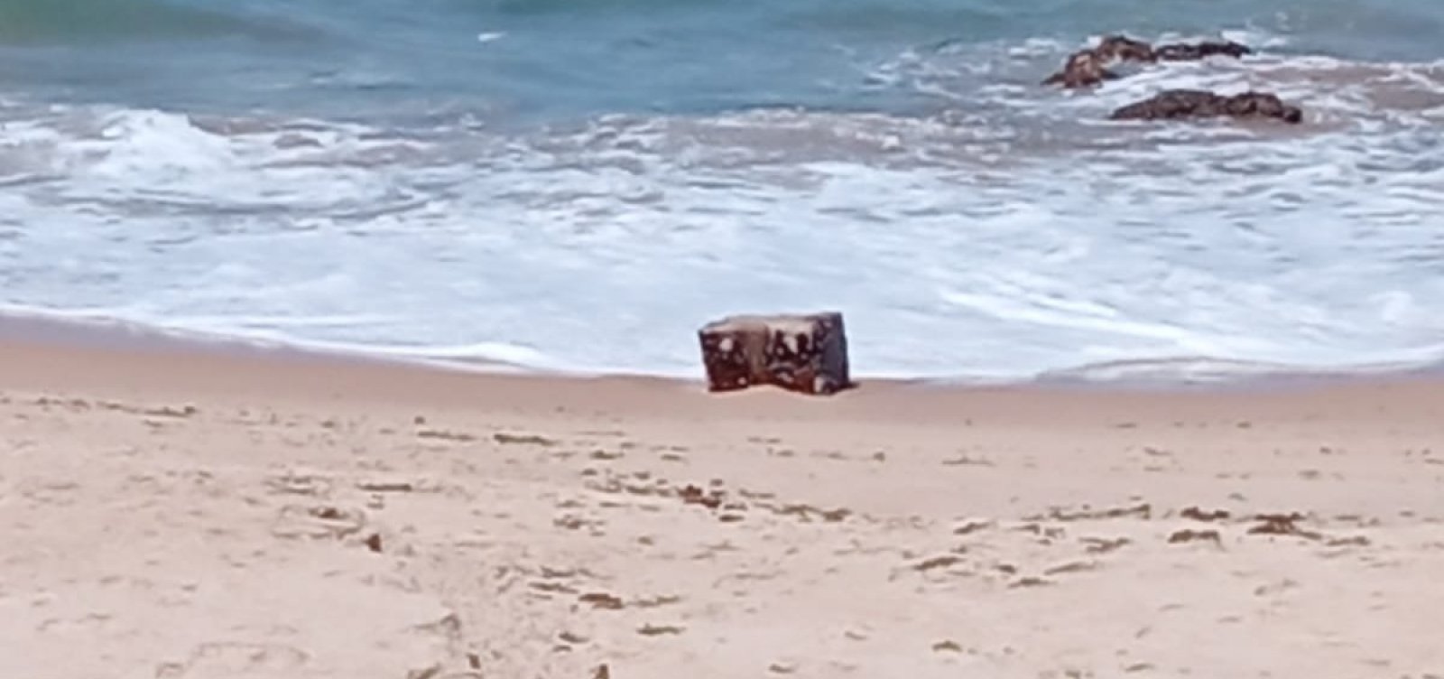 Mais três "caixas misteriosas" são vistas em praia de Salvador