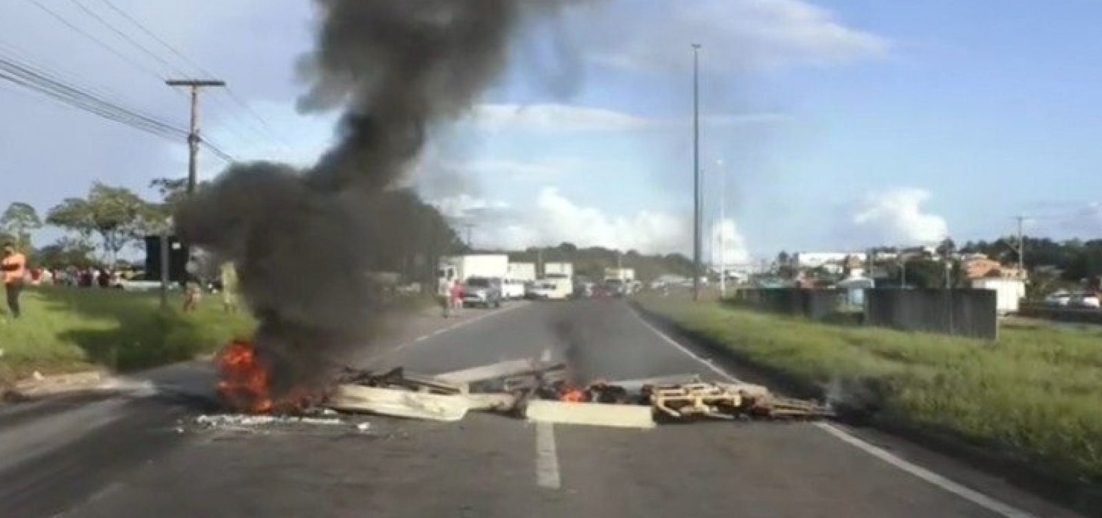 Trabalhadores informais fazem protesto na BA 526