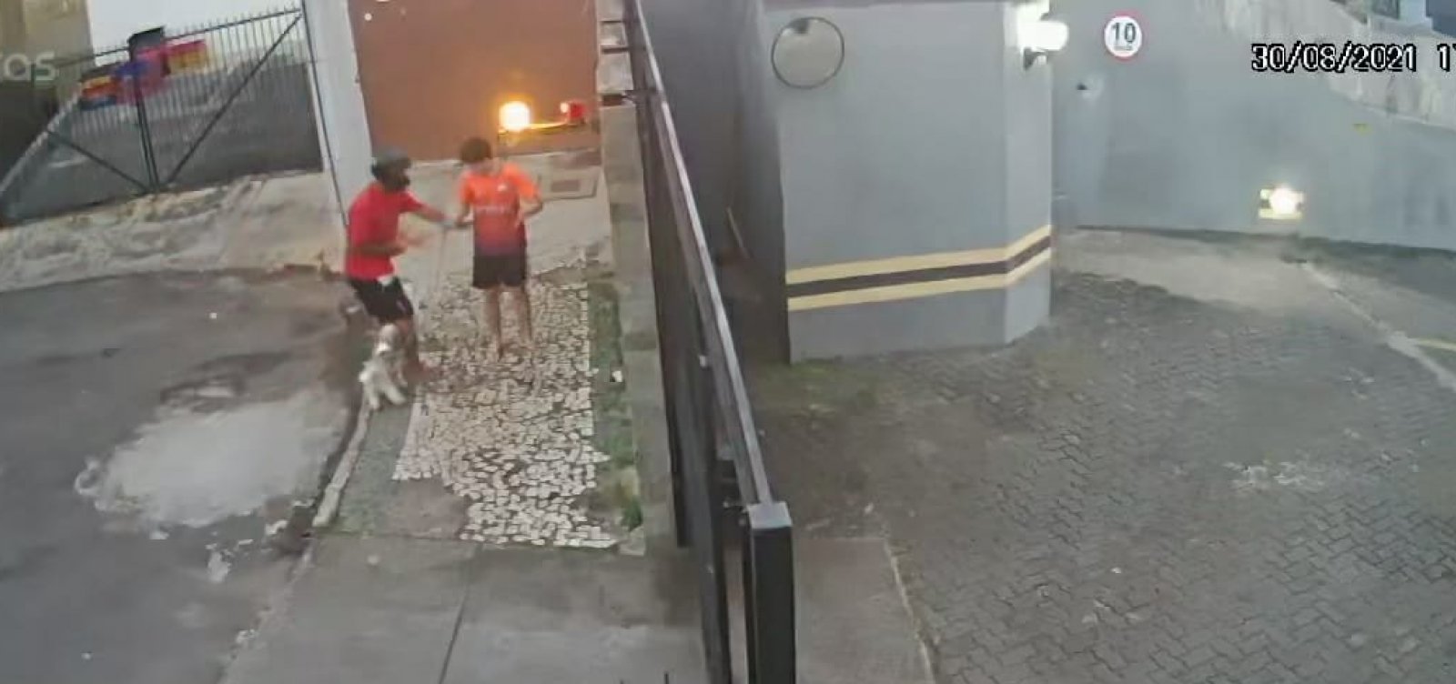 De capacete, homem assalta moradores que passeiam por praça no Rio Vermelho