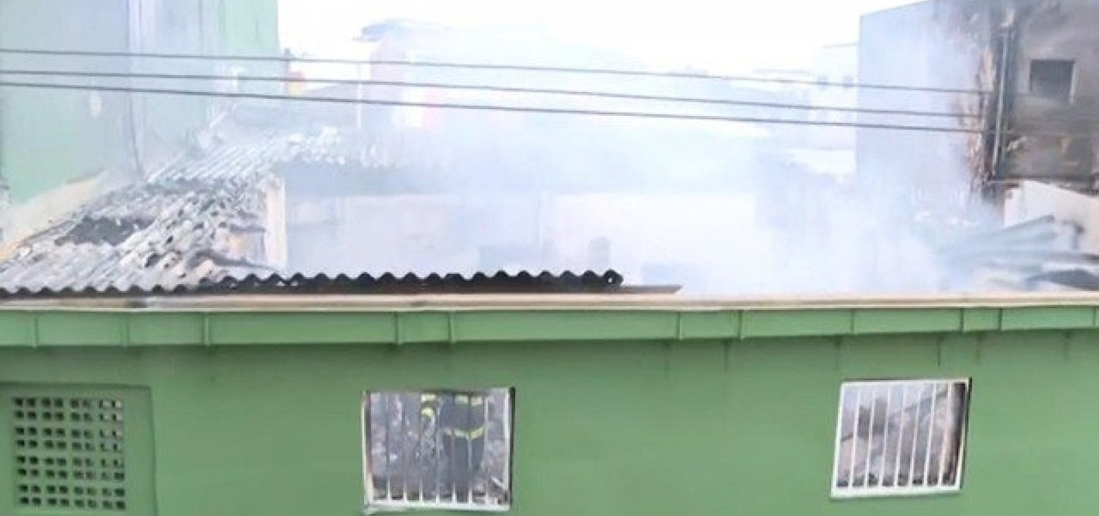 Depósito de prédio comercial pega fogo em Itapuã