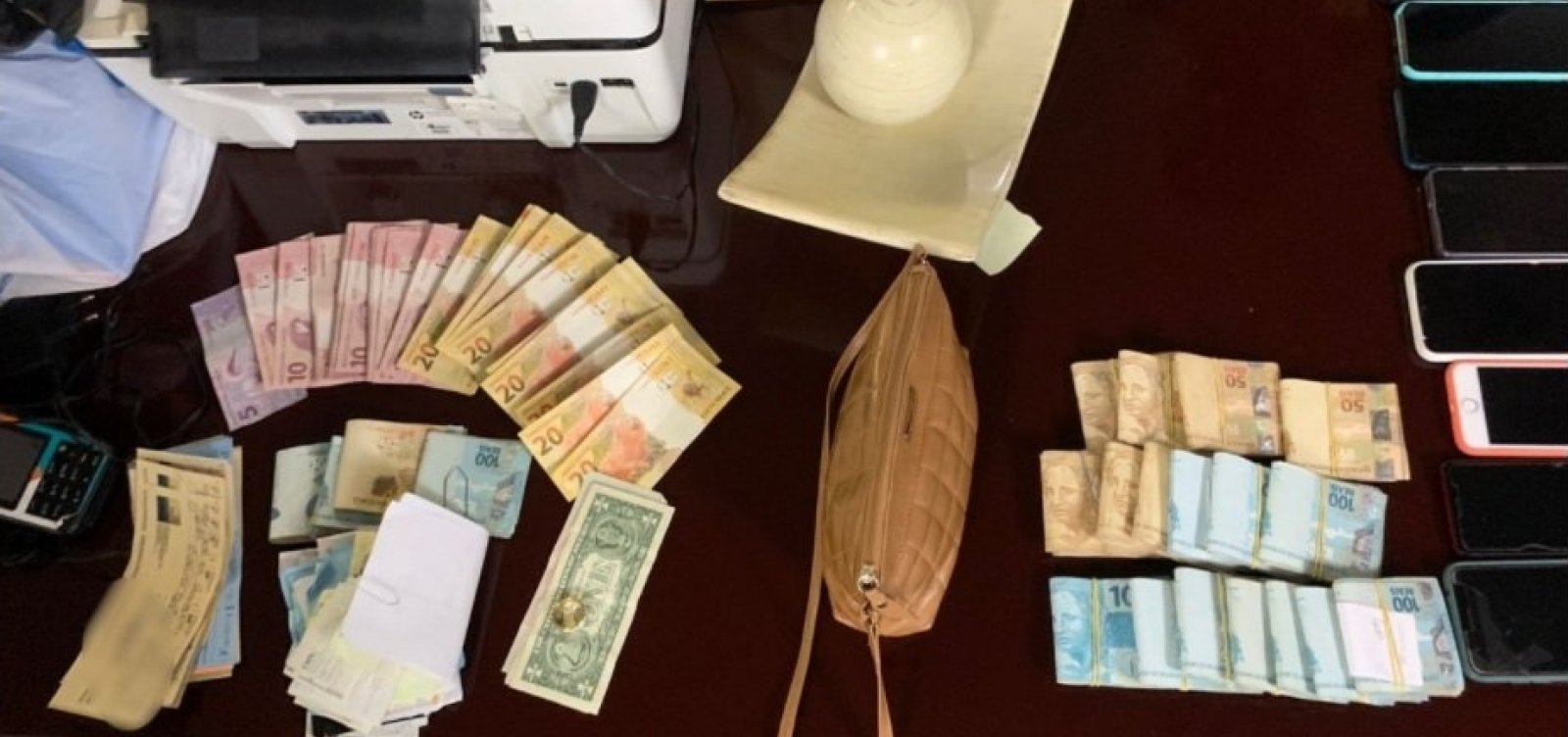Polícia descobre casa de prostituição que sorteava mulheres por meio de rifas em Salvador