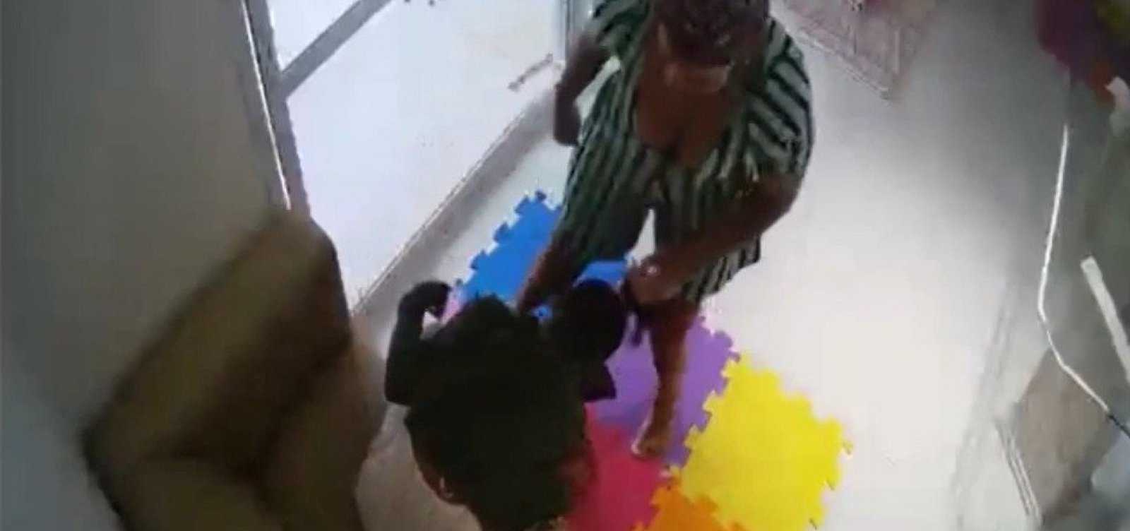 Vídeo mostra ex-patroa agredindo babá que pulou de prédio em Salvador