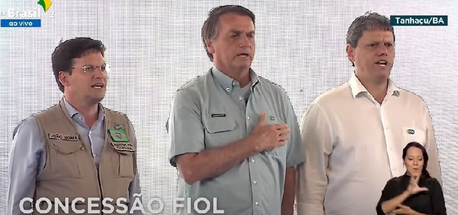 Sem máscara e ao lado de ministros, Bolsonaro assina contrato de concessão da Fiol
