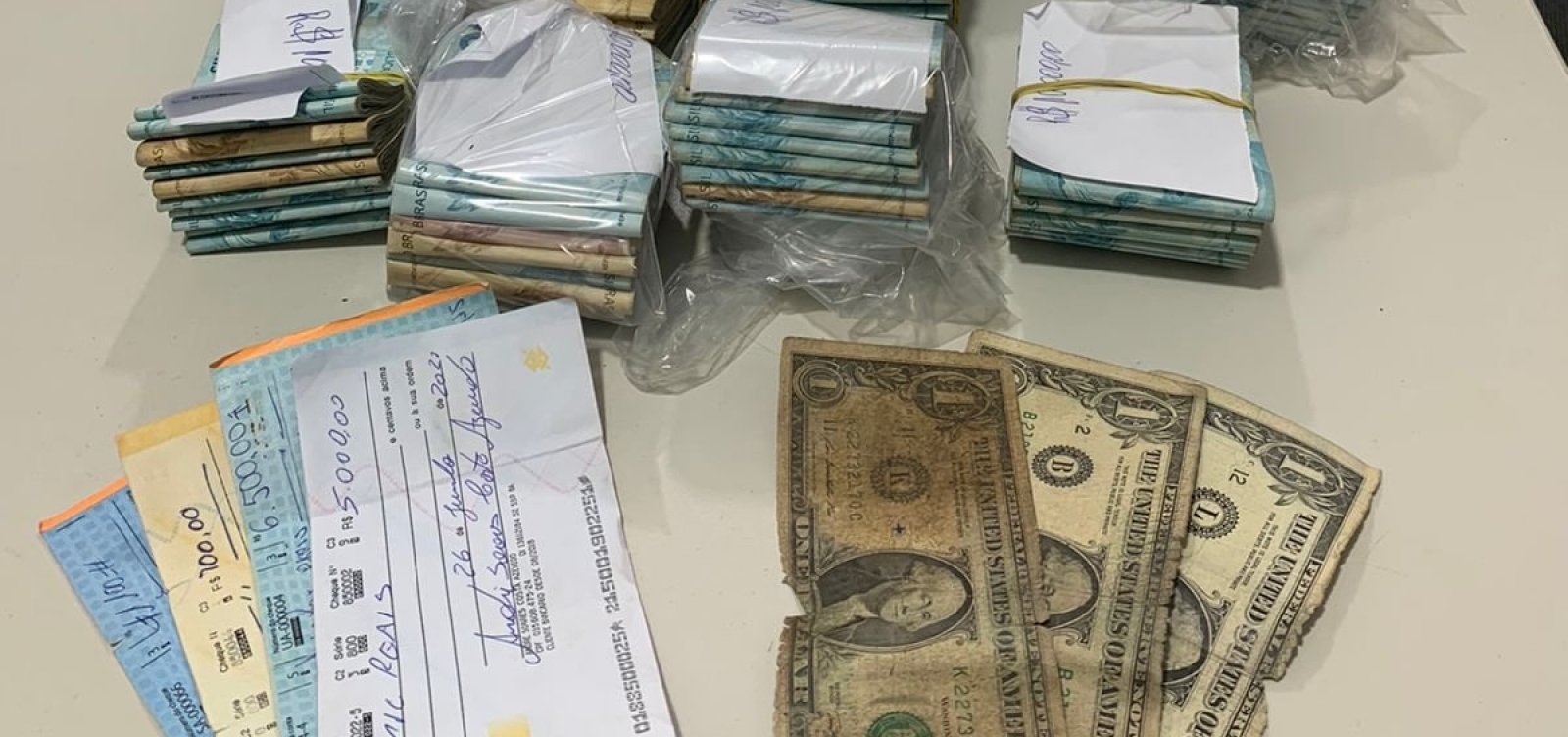 61 pessoas e R$ 200 mil são apreendidos detidas em rinha de galos