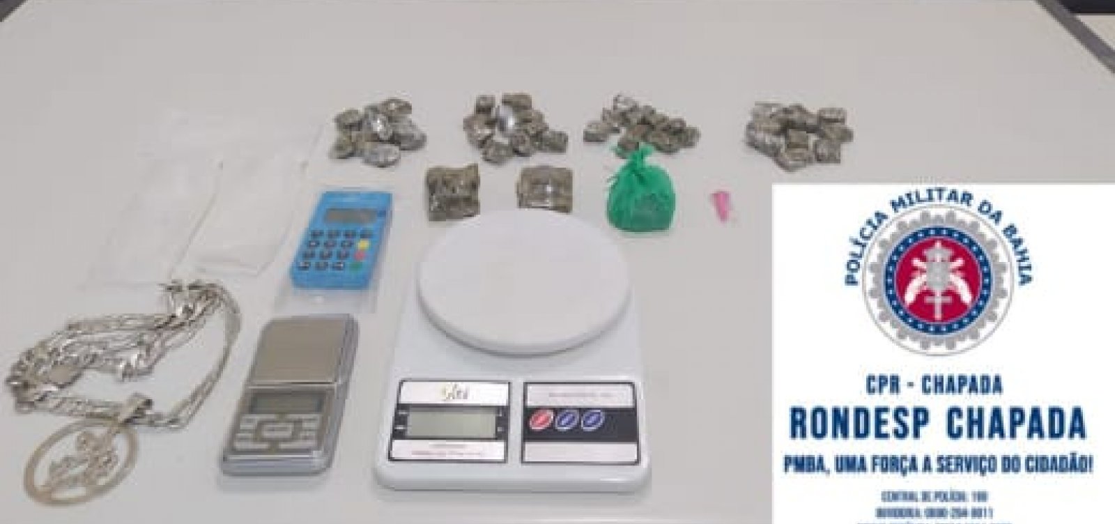 Homem corre e deixa mulher para trás com sacola cheia de drogas