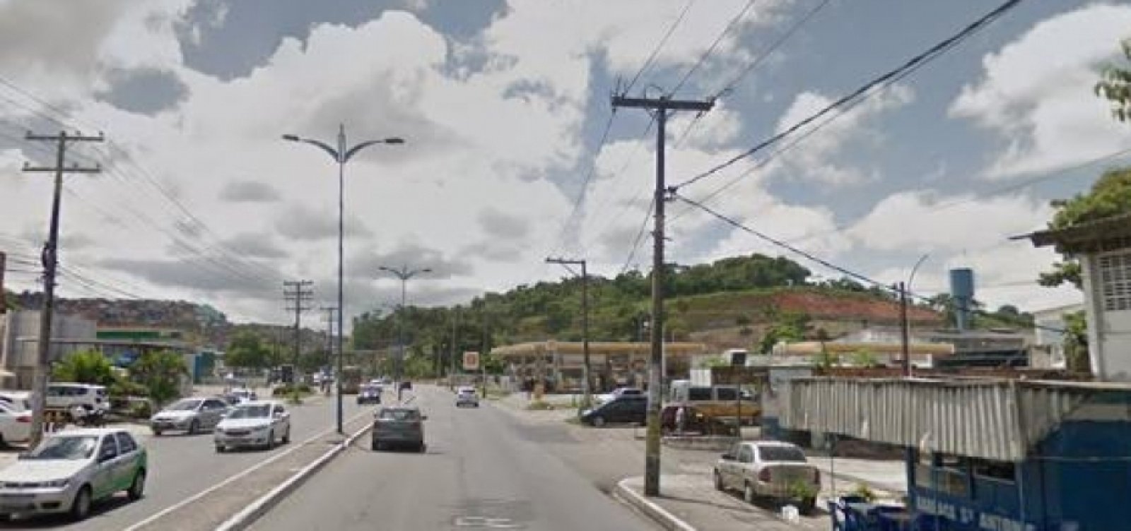 Moradores fecham Avenida Barros Reis e protestam contra truculência policial