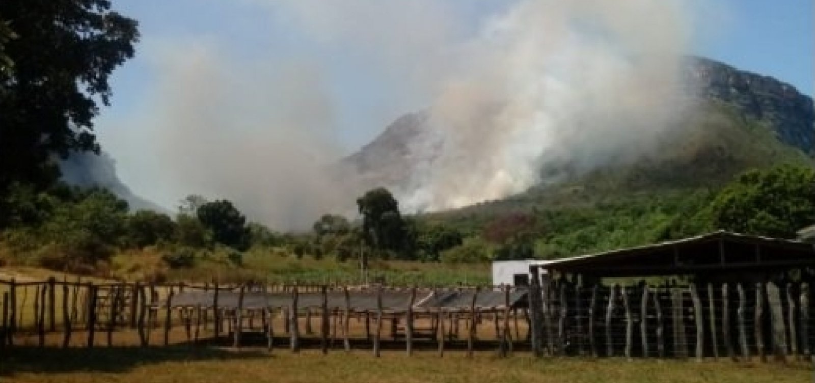 Fogo alto em serra preocupa moradores de região da Chapada Diamantina