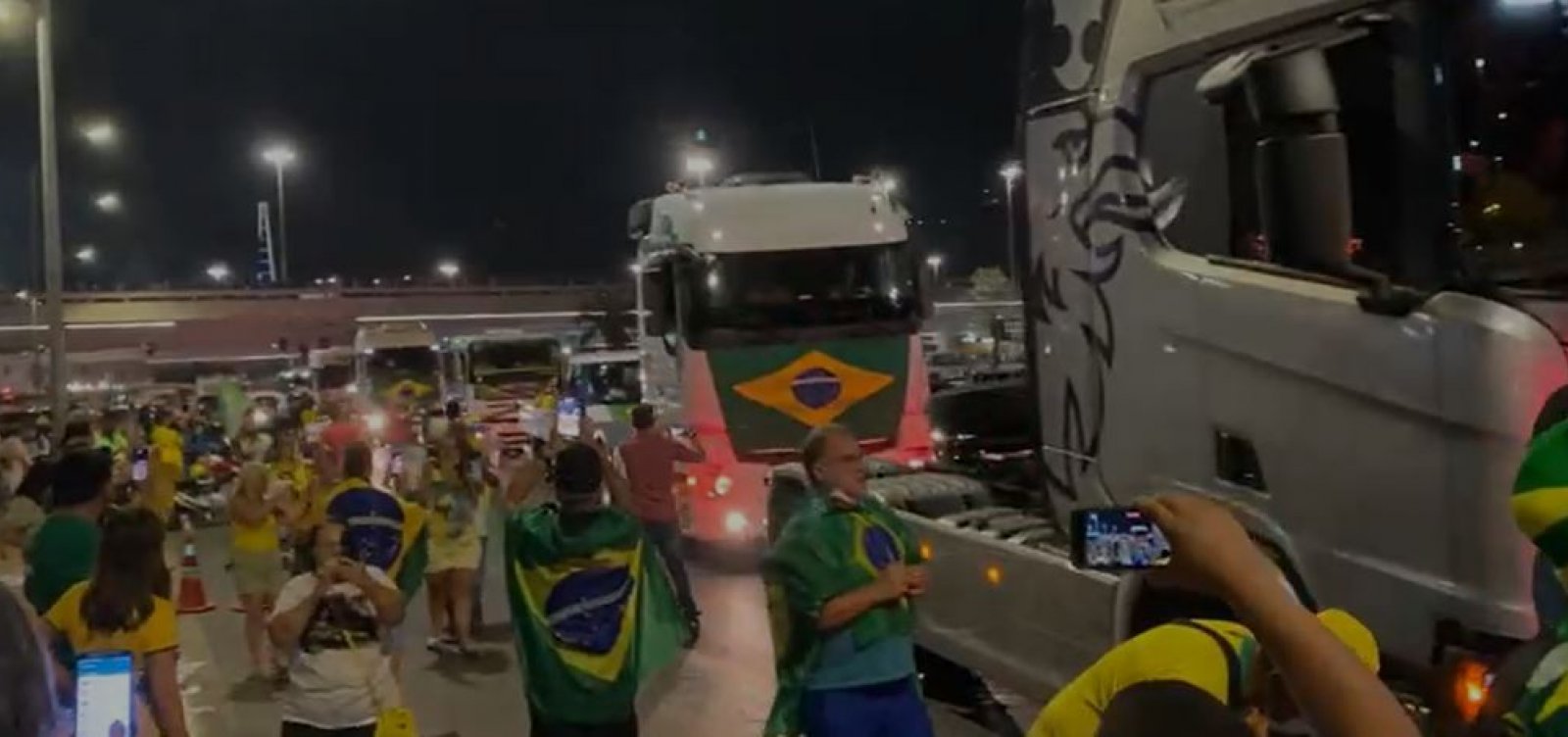 Sem oposição da PM, apoiadores de Bolsonaro invadem Esplanada dos Ministérios
