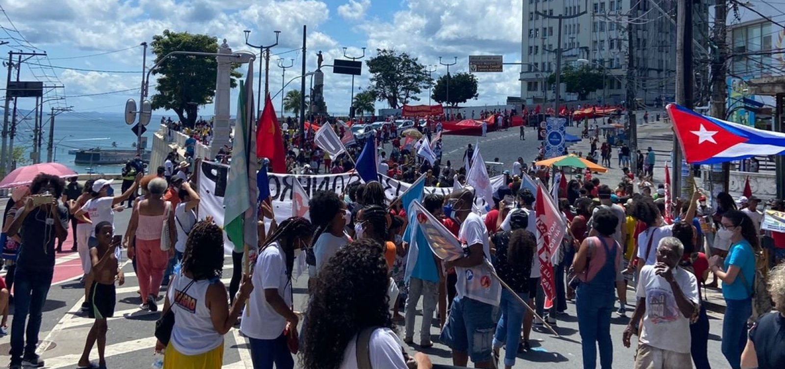 Mais de 20 cidades da Bahia realizam manifestações contra Bolsonaro nesta terça