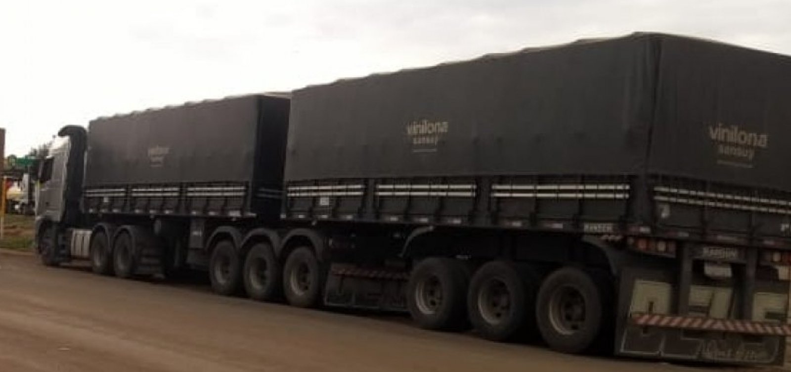 Homens armados amarram motorista na BR 242 e roubam caminh&atilde;o com 50 toneladas de soja