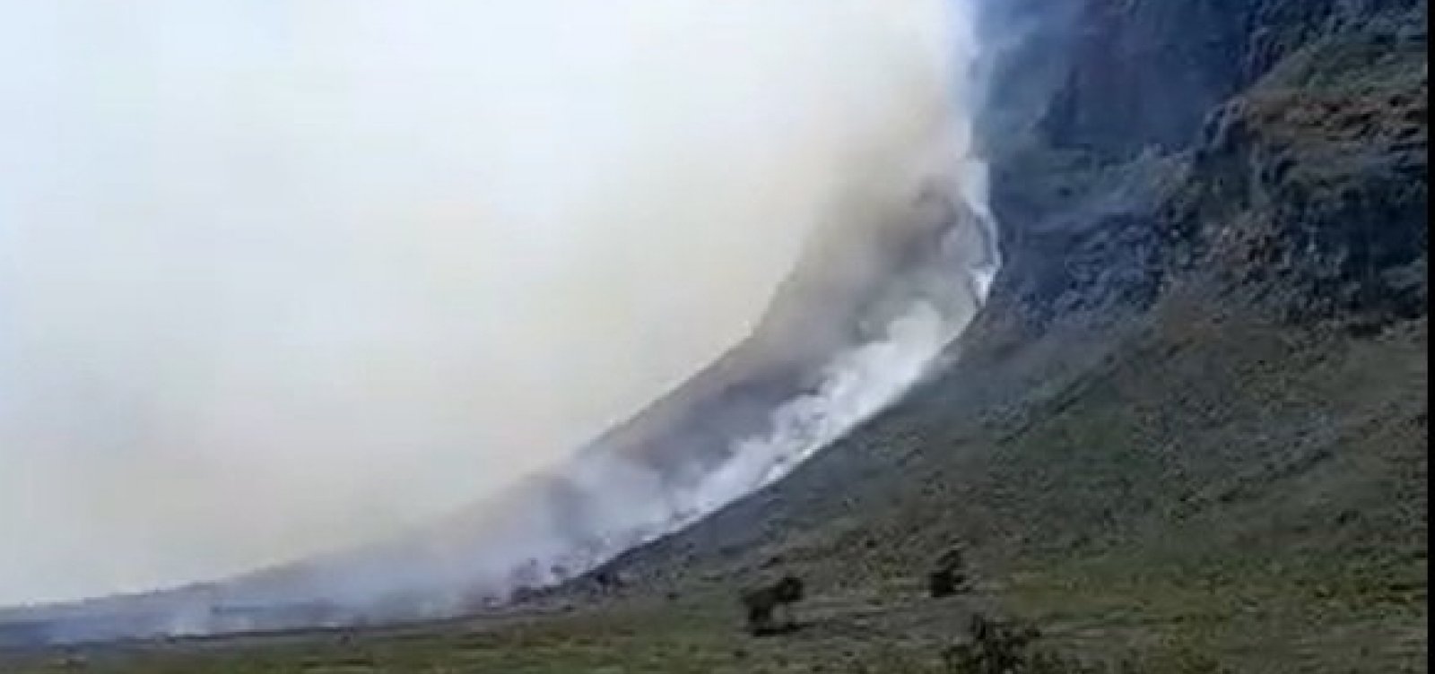 Incêndio e fumaça se espalham pela Serra do Sincorá, na Chapada Diamantina
