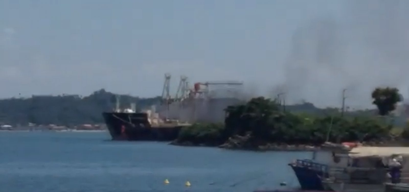 Navio explode no Porto de Aratu e quilombolas temem contaminação com produtos químicos
