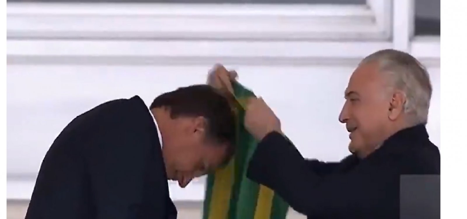 Após encontro com Temer e recuo no discurso, Bolsonaro vira alvo de chacota e perde faixa em meme