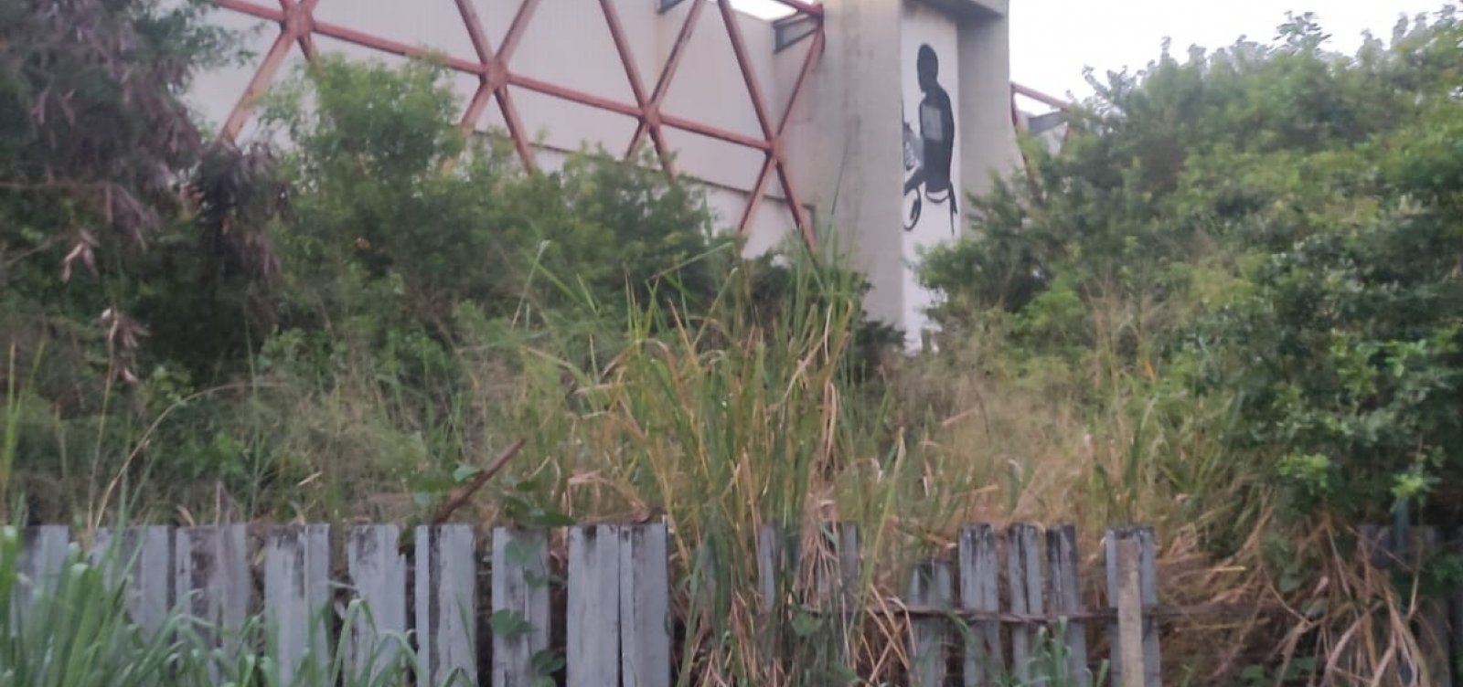 Abandonado, antigo Centro de Convenções vira esconderijo de criminosos em Salvador; veja vídeo 