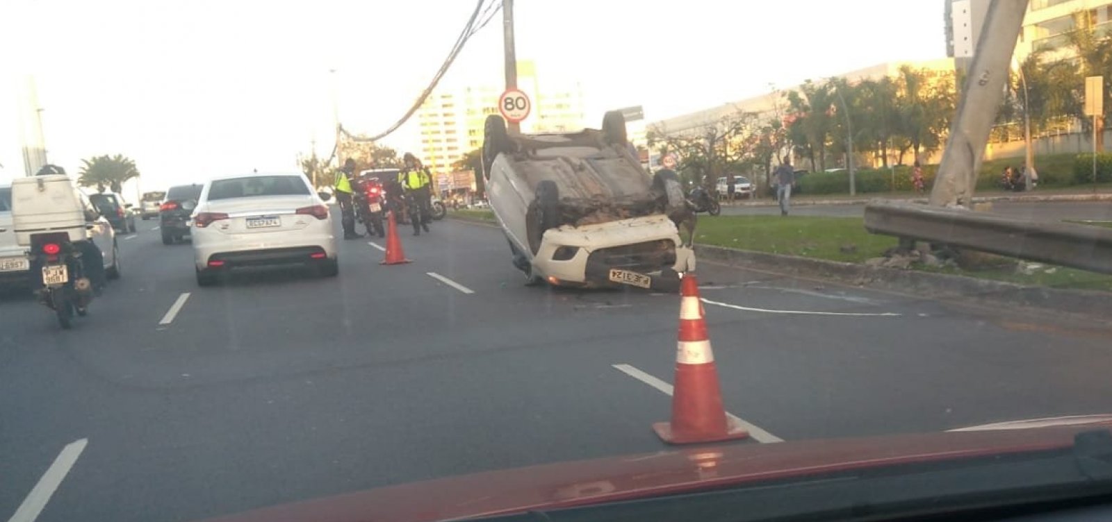 Carro capota na Avenida Paralela e causa enorme congestionamento no sentido aeroporto