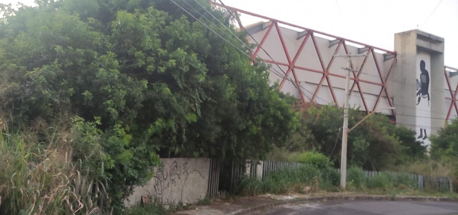 Questionado sobre criminosos no Centro de Convenções, governo não responde e diz que aplica inseticida na área