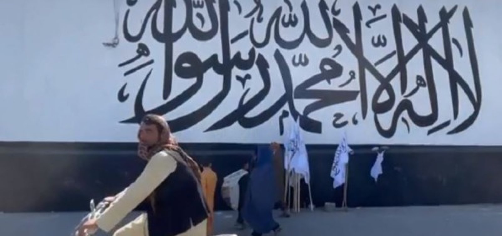 Bandeira Talibã é pintada na antiga Embaixada dos Estados Unidos em Cabul