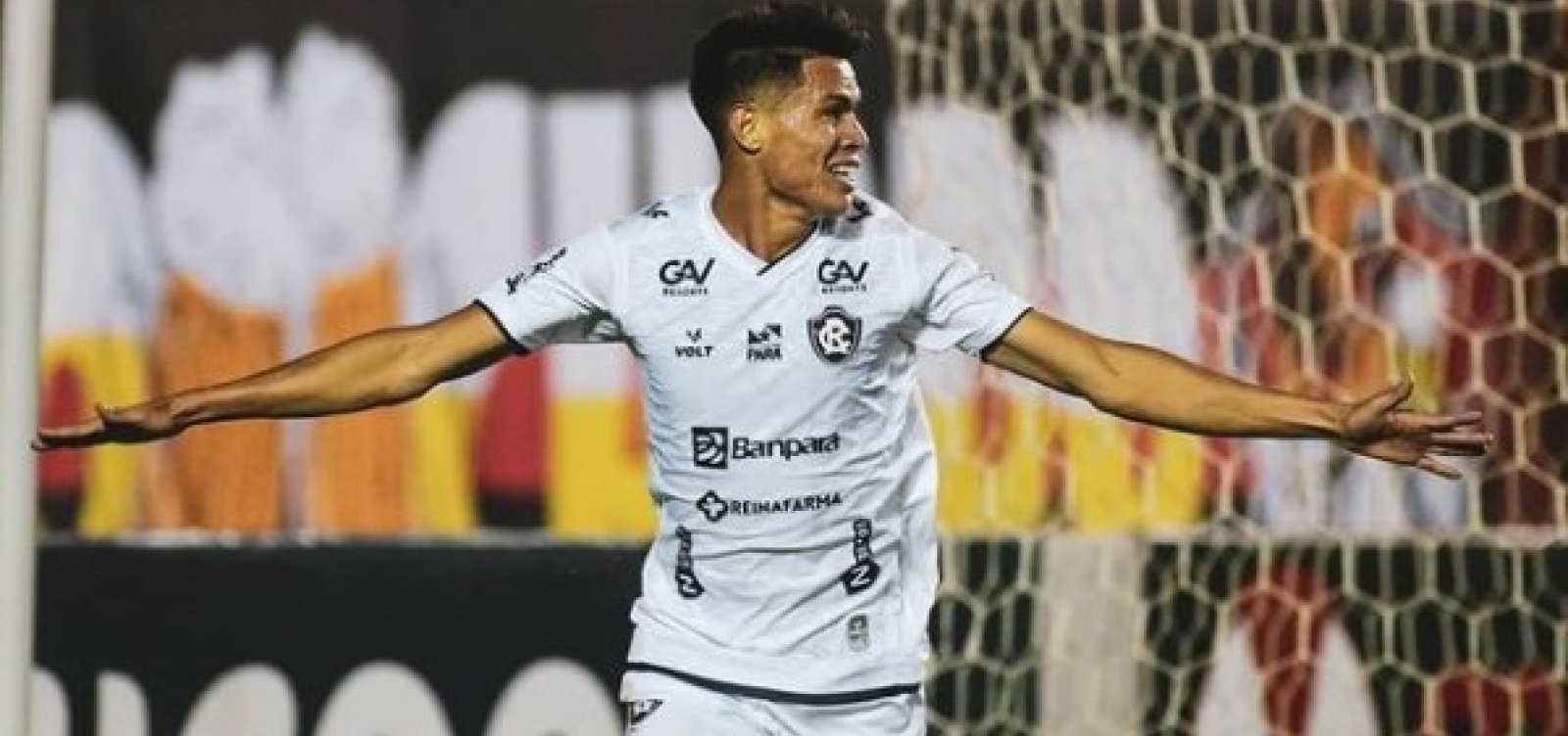 Vitória perde de virada para o Remo e deixa escapar a chance de fugir da zona