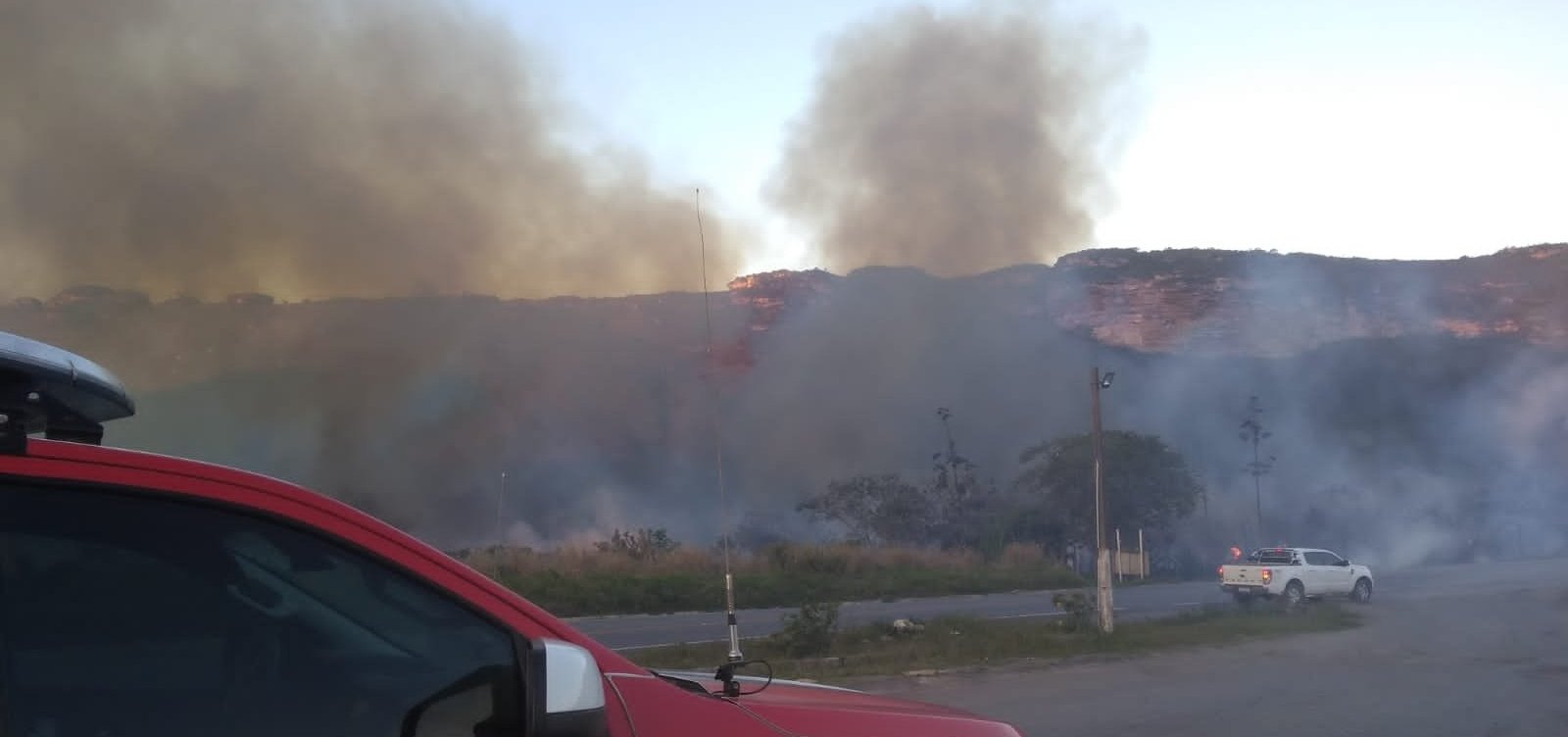 Aviões reforçam combate a incêndio florestal que já dura 2 dias na Chapada Diamantina