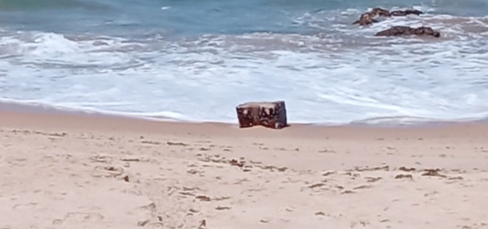 Novas "caixas misteriosas" são encontradas em praia da Pituba, em Salvador 