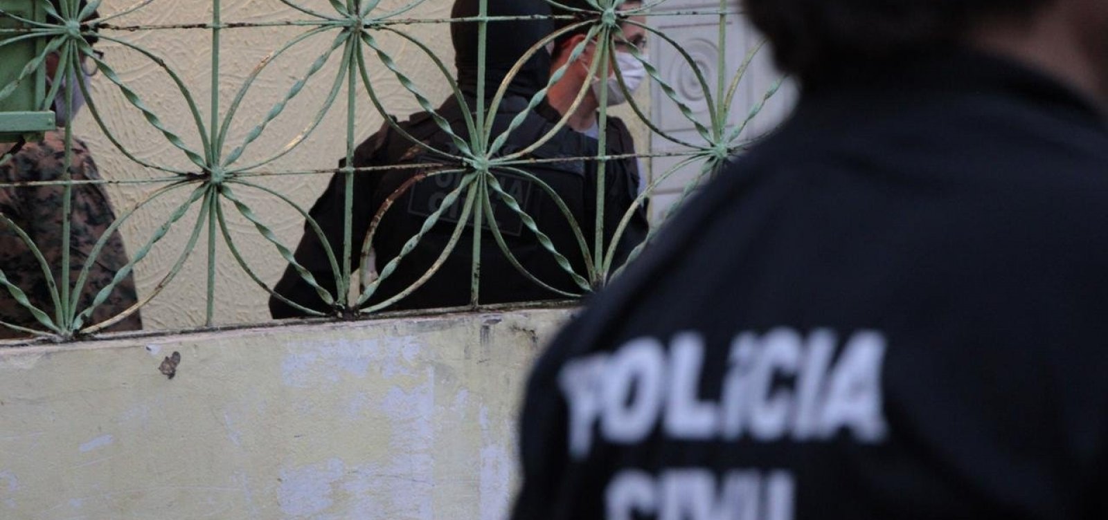 Polícia prende suspeito de agredir companheira com 14 facadas em Salvador