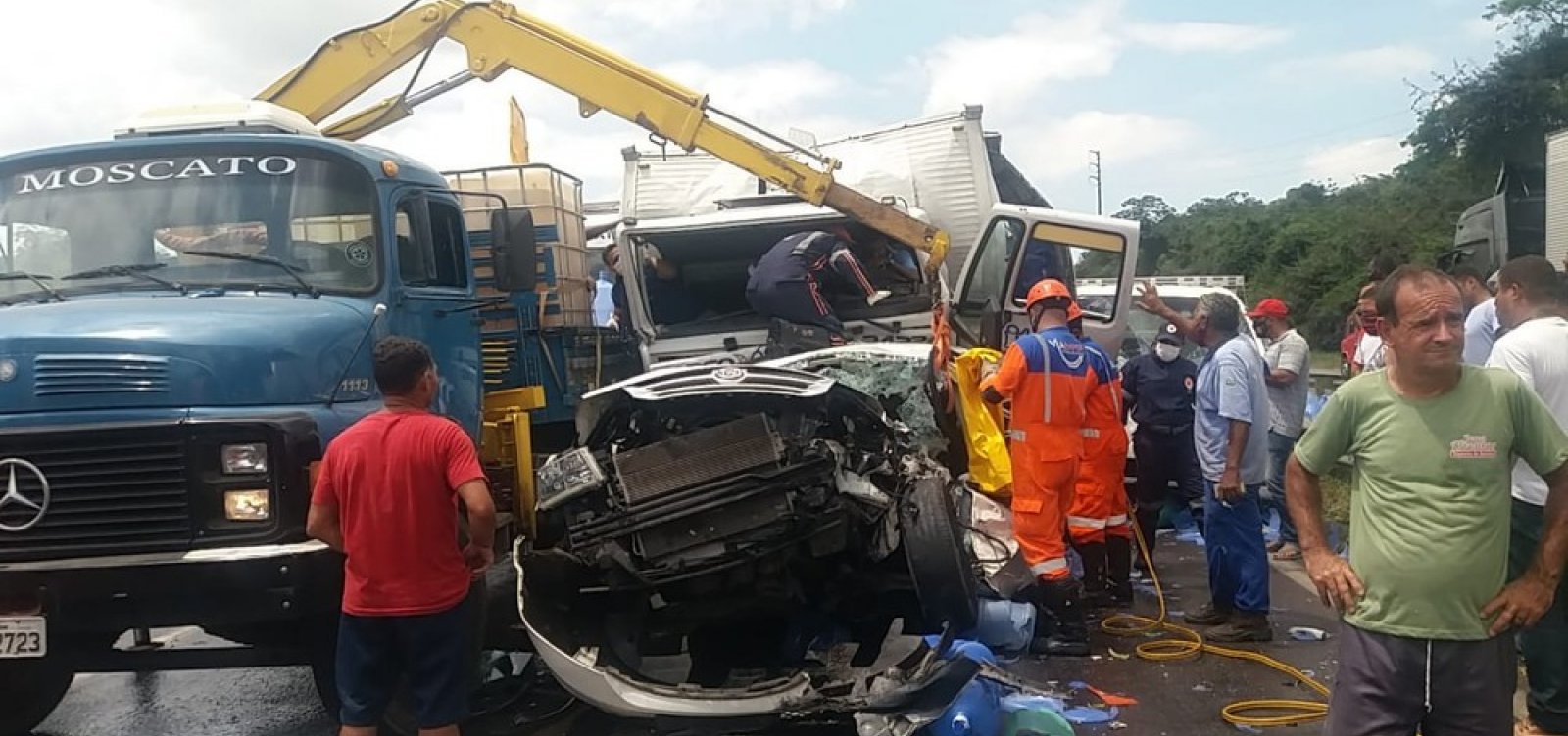 Acidente entre quatro caminhões e carro deixa três feridos e gera 12 km de congestionamento na BR 324