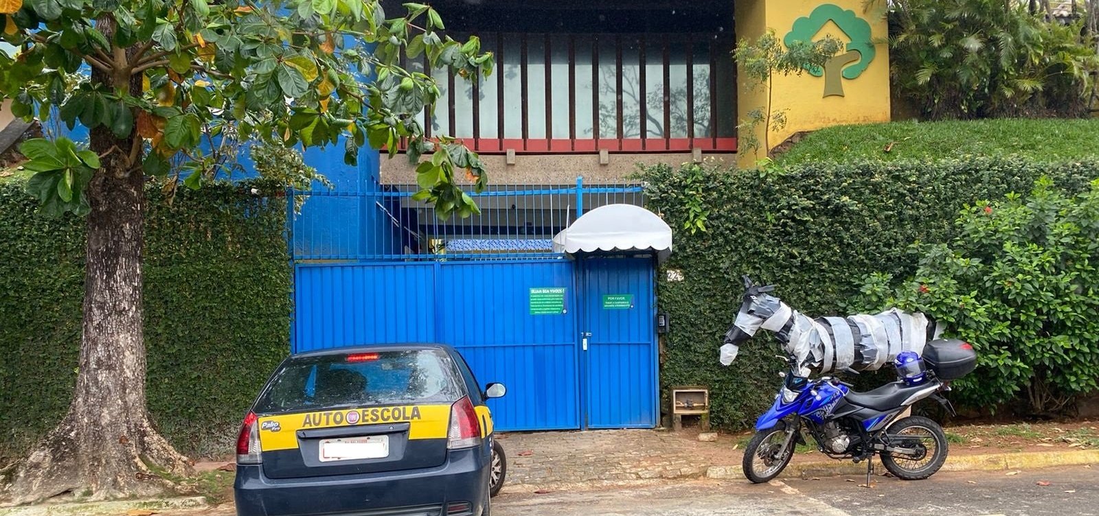 Pais se queixam de balizas de autoescola feitas em frente a colégio infantil