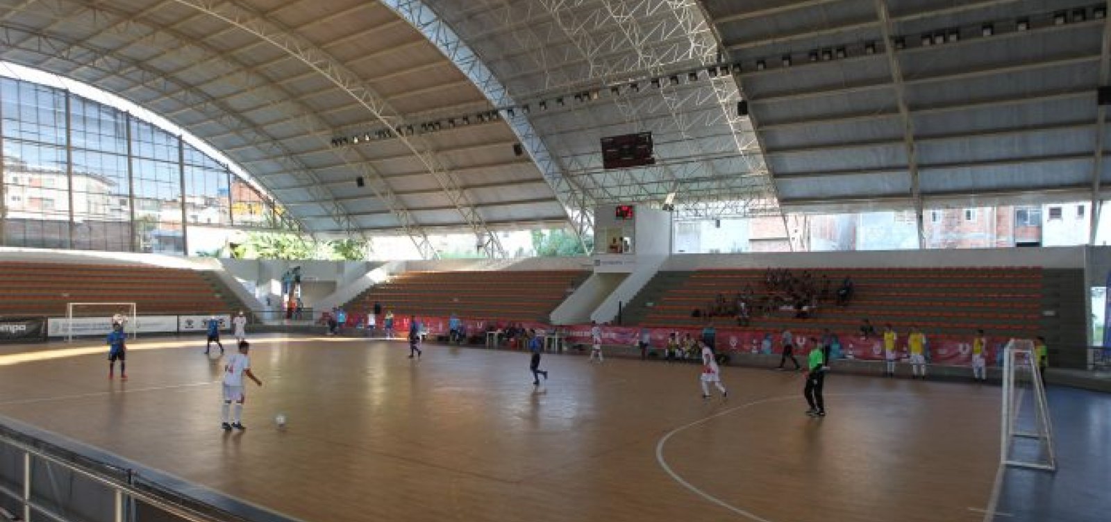 Ginásio de Cajazeiras abre 150 vagas gratuitas para aulas de futsal em Salvador