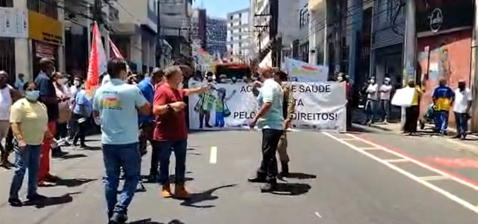 Profissionais da saúde realizam manifestação por reajuste salarial no Centro de Salvador