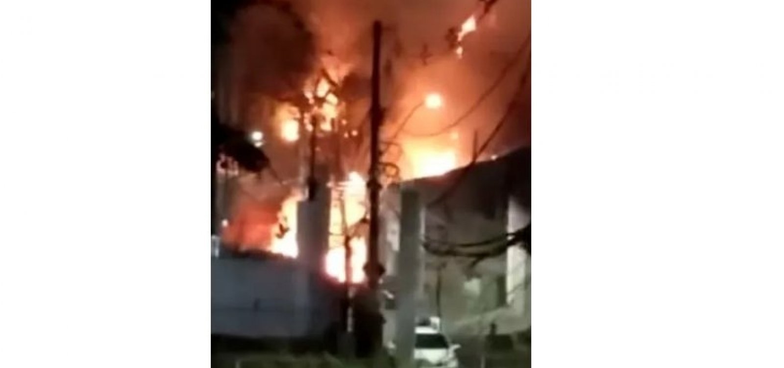 Após atingir área de vegetação, incêndio se aproxima de prédios no Rio Vermelho