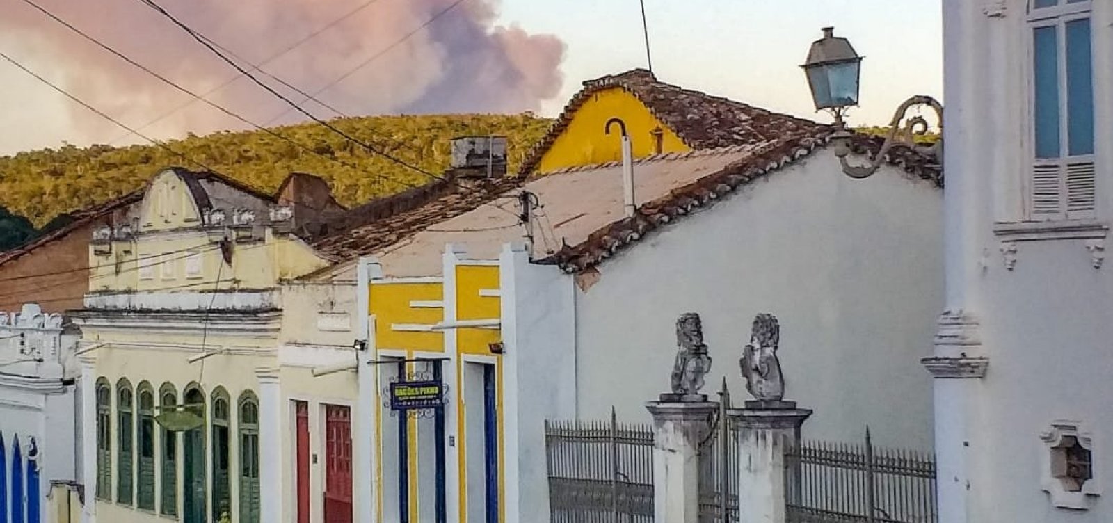 Fumaça avança sobre cidade de Lençóis, após fogo intenso na Chapada Diamantina