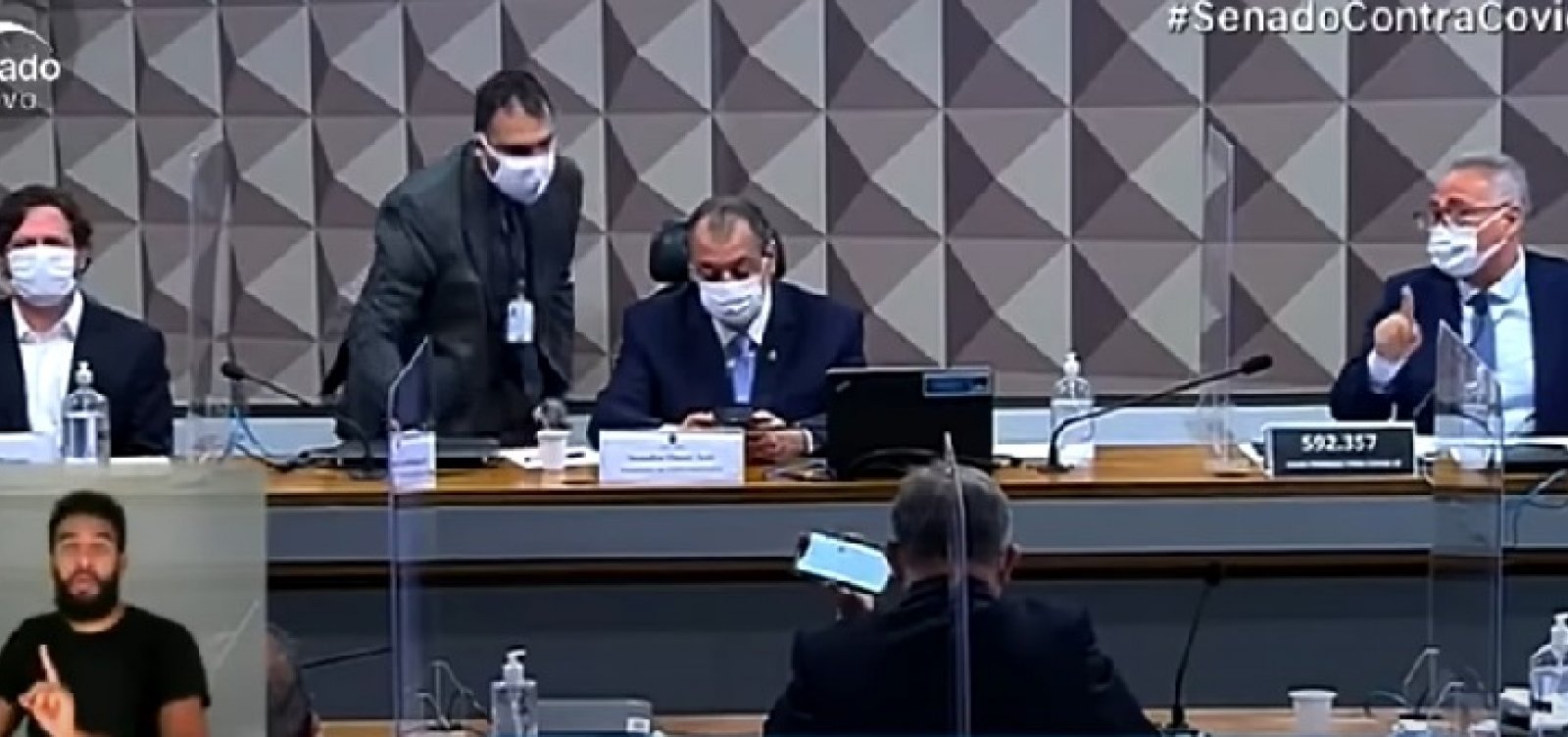"Vagabundo", "ladrão", "picareta”: senadores trocam farpas durante CPI; veja vídeo