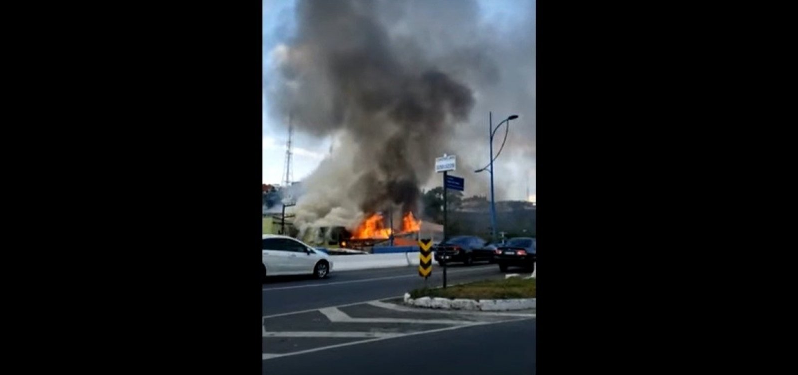 Loja de autopeças pega fogo na Vasco da Gama