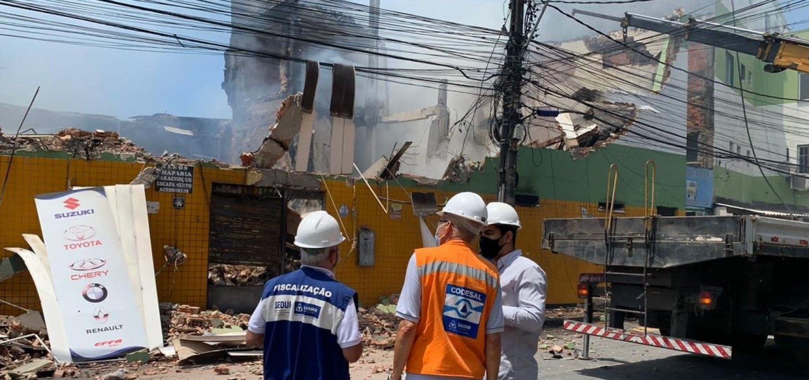 Prédio que abrigava loja incendiada na Vasco da Gama é demolido