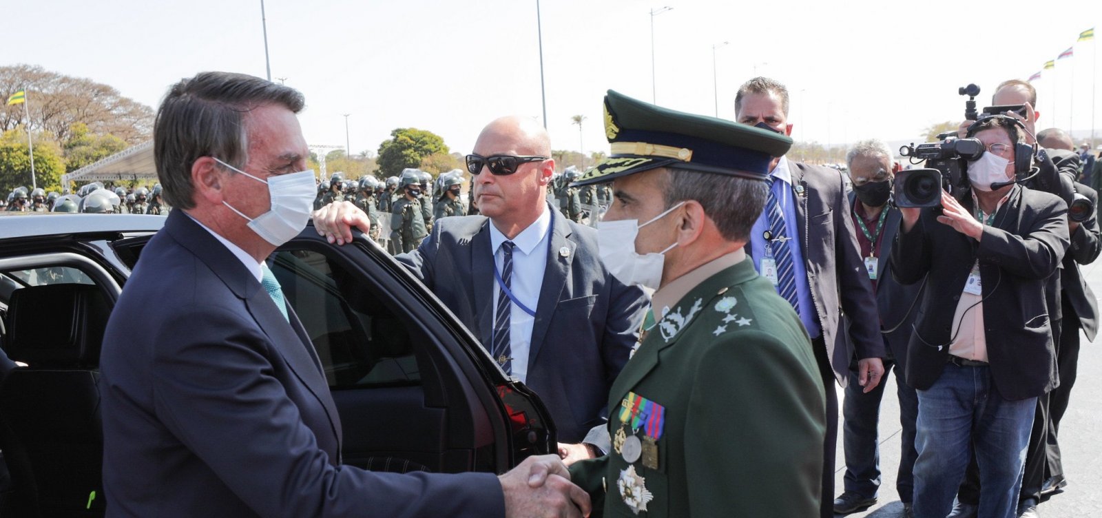 Bolsonaro diz que Forças Armadas não cumprirão "ordens absurdas" suas ou de outros governos