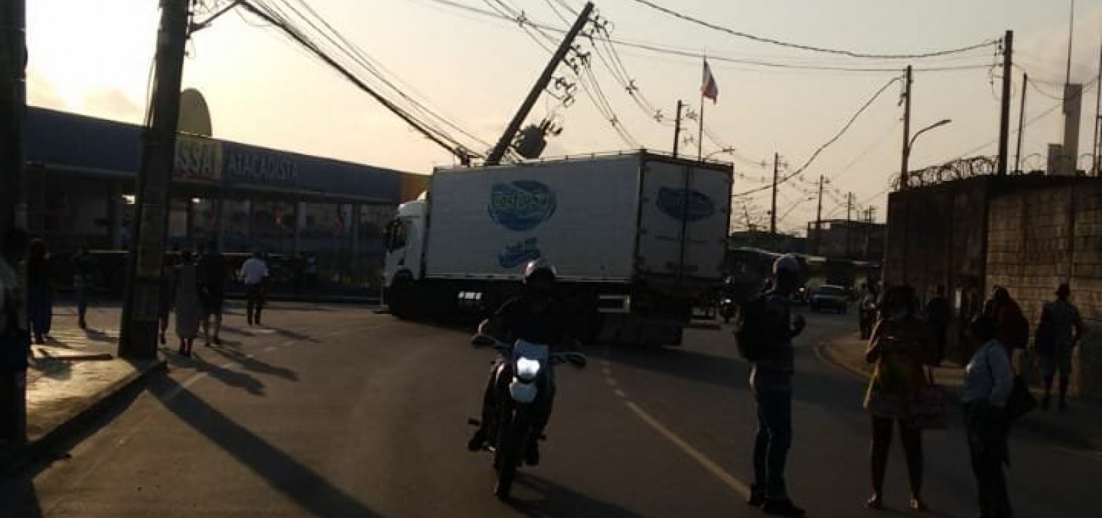 Caminhão bate em poste e acidente provoca engarrafamento em Pau da Lima 