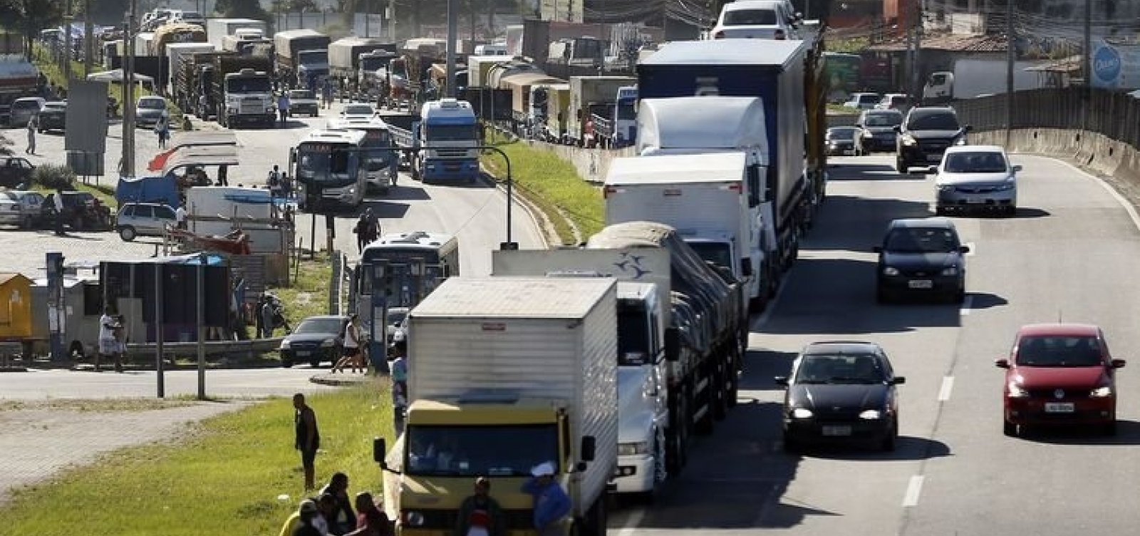 Caminhoneiros cogitam greve diante de elevação no preço do diesel
