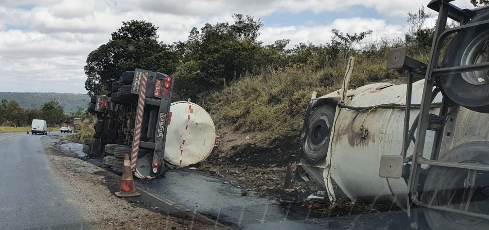 Caminhão tomba na serra do Pai Inácio e despeja diesel próximo a rio na Chapada Diamantina; veja vídeo