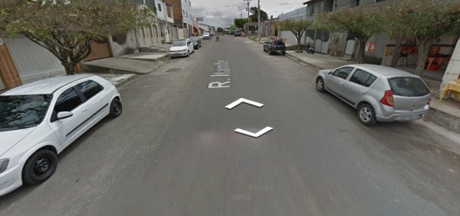 Policial em surto anda nu e atira para cima em Feira de Santana