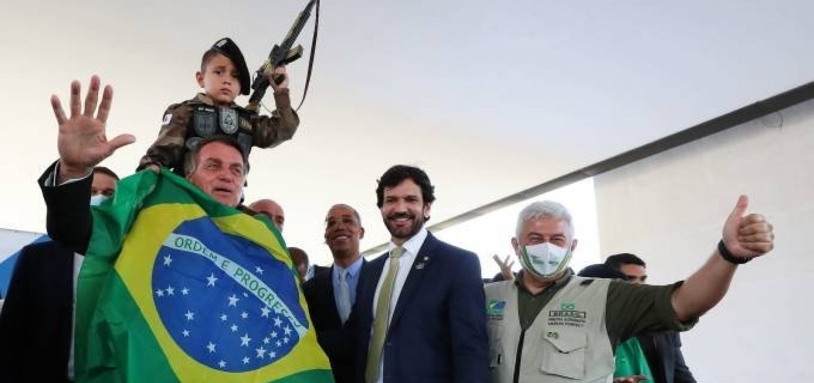 Comitê da ONU pede punição a Bolsonaro por uso de criança com traje militar