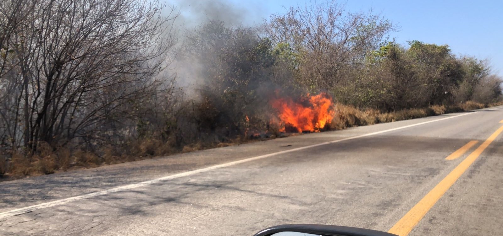 Bombeiros seguem no combate a incêndios em treze municípios da Bahia