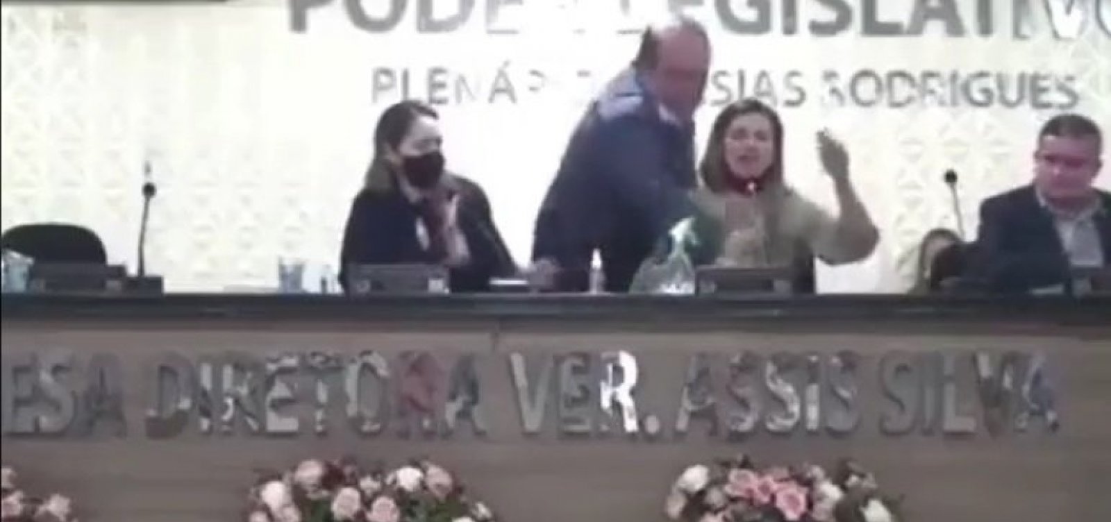 Vereadora tem microfone tomado à força durante sessão em Câmara no MA; veja vídeo